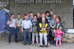 Gruppenfoto vor dem Naturkundemusenum