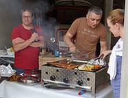 Kemi und seine Frau beim Grillen