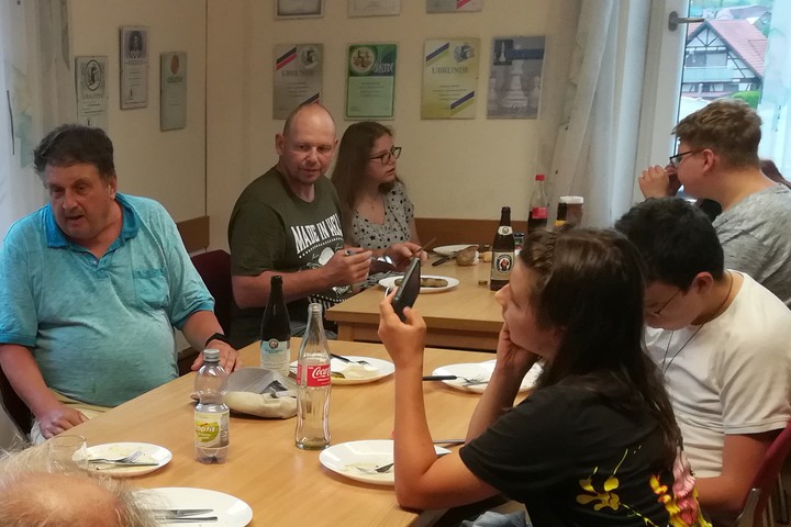 Drinnen war gemütliches Beisammensein ...